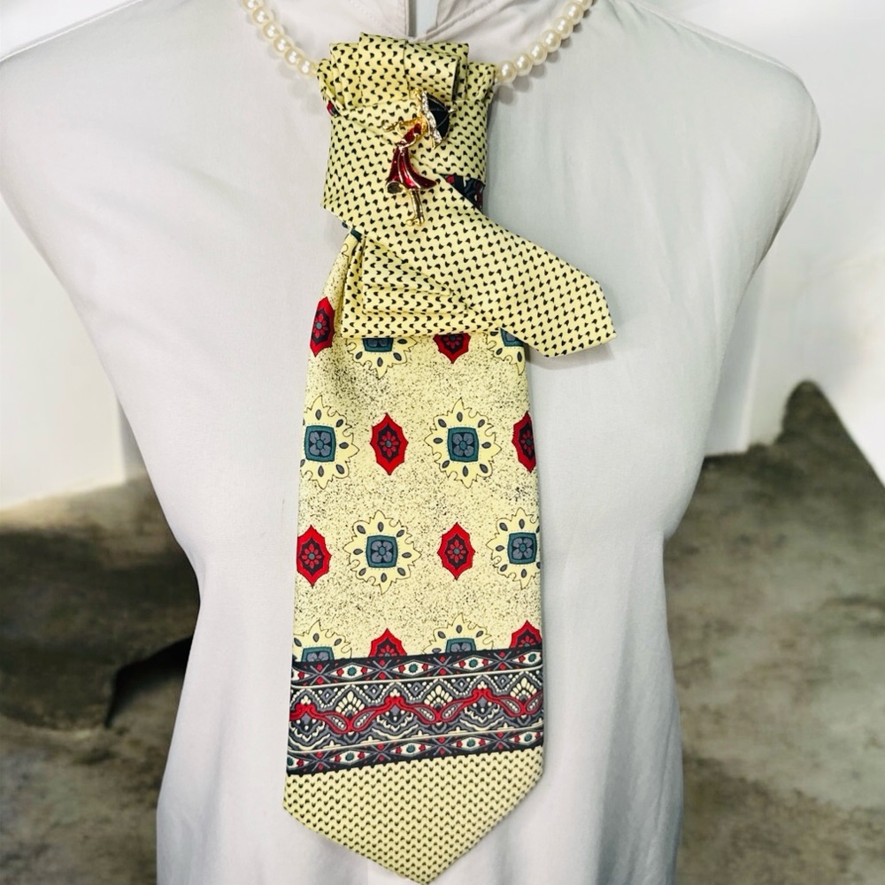 Chic Yellow and Red Patterned Necktie with Cute Brooch